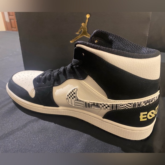 Jordan 1 Mid Equality (2019) - Picture 5 of 16
